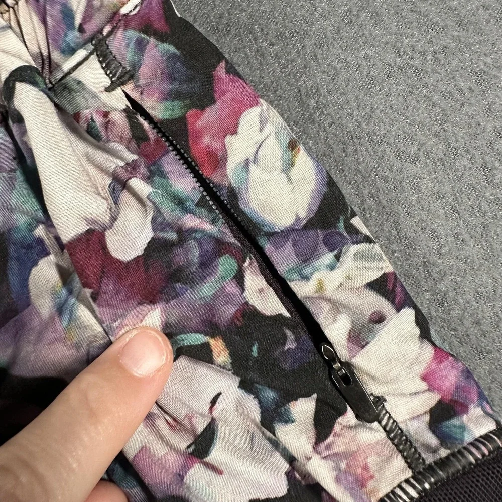 Lululemon Shorts Womens 4 Purple Black Floral Hotty‎ Hot Short 2.5 Lined Mesh
